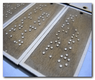 tabliczki pisane alfabetem Braille'a